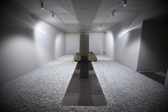 프랑스 아를에 개관한 이우환미술관 내부 전시장. 일본과 한국에 이어 세계 세 번째로 문 열었다. [사진 이우환스튜디오·연합뉴스]