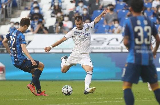 무고사(가운데)는 7골로 득점 공동 1위다. [사진 프로축구연맹]