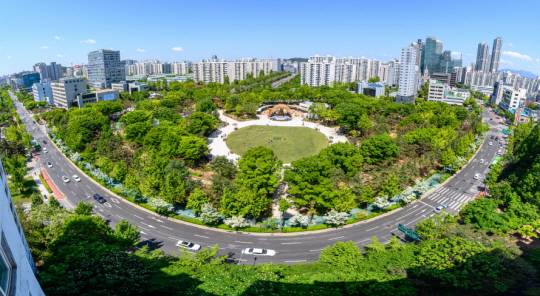 서울 양천구 신정동 양천공원에 녹음이 우거져 있다. 양천구의 대표적 명소인 양천공원은 지난 2020년 10월 리모델링을 마쳤다.  양천구청 제공