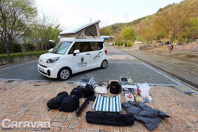 레비 내부에서 나온 짐들과 캠핑용품들(캠핑용품이 전혀 없다면 추가 요금을 주고 필요한 용품들을 대여할 수 있다)