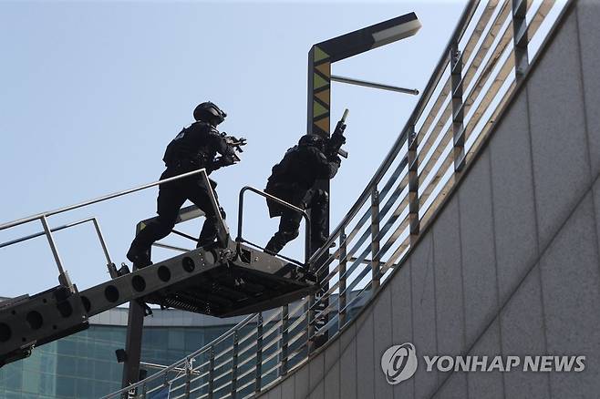 킨텍스에서 열린 대테러훈련 (고양=연합뉴스) 임병식 기자 = 19일 경기도 고양시 킨텍스에서 열린 대테러훈련에서 경기북부경찰청 경찰특공대가 고층으로 진입하고 있다. 
    이날 경기북부경찰청과 고양시는 오는 21일부터 킨텍스에서 열리는 2022 고양 세계태권도품새선수권대회를 앞두고 테러 대응능력 강화를 위해 훈련을 진행했다. 2022.4.19 andphotodo@yna.co.kr