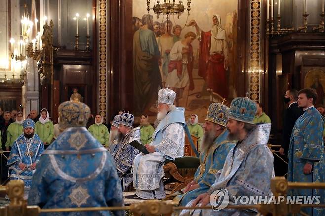 수태고지 축일 미사 집전 러시아 정교회 수장 (모스크바 EPA=연합뉴스) 러시아 정교회 수장으로 블라디미르 푸틴 대통령의 우크라이나 침공 전쟁을 지지하는 입장에 선 키릴 총대주교(가운데)가 7일(현지시간) 모스크바 구세주 예수성당에서 수태고지 축일 미사를 집전하고 있다. 수태고지 축일은 정교회의 12대 축일 가운데 하나다. 2022.4.8 jsmoon@yna.co.kr