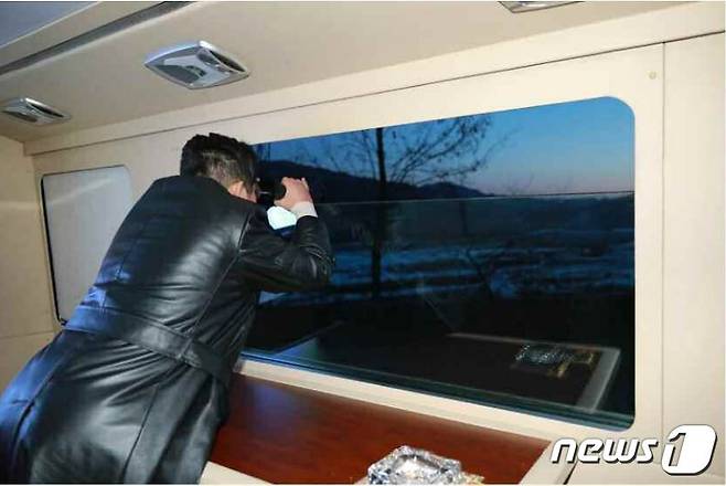 (평양 노동신문=뉴스1) = 김정은 조선노동당 총비서가 지난 1월11일 극초음속미사일 시험발사를 참관했다. [국내에서만 사용가능. 재배포 금지. DB 금지. For Use Only in the Republic of Korea. Redistribution Prohibited] rodongphoto@news1.kr
