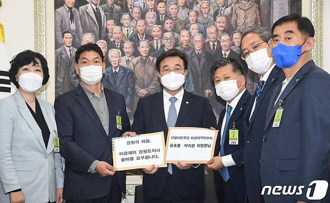 윤호중 더불어민주당 비상대책위원장이 20일 서울 여의도 국회에서 강원지역 원외지역위원장단과 면담을 갖고 이광재 강원도지사 출마 등 강원지역 발전에 대한 지역민들의 요구사항을 전달받고 있다. (공동취재) 2022.4.20/뉴스1 © News1 유승관 기자