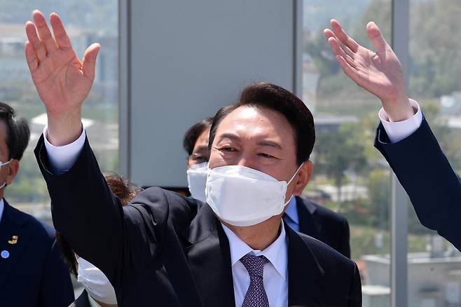 윤석열 대통령 당선인이 20일 '약속과 민생의 행보' 일환으로 전북 전주 국민연금공단을 방문해 전북금융타운 예정부지를 둘러보고 있다. /뉴스1