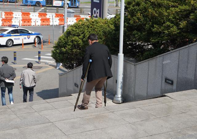 19일 서울 중구 서울역광장 앞 계단을 목발을 짚은 행인이 내려가고 있다. 김가윤 인턴기자