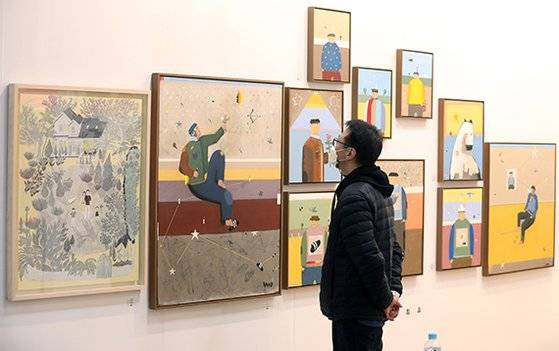 미술투자에 대한 관심이 커지며 2020년 3000억원대였던 미술시장이 지난해 9000억원 규모로 급성장했다. 지난달 17일 서울 강남구 세텍에서 2022 화랑미술제에서 시민들이 작품을 관람하고 있다. [뉴시스]