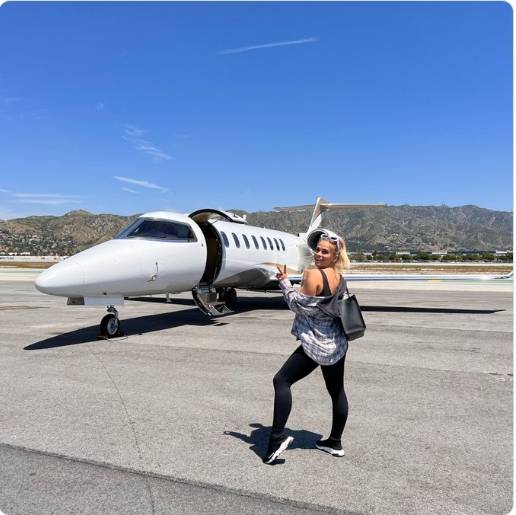 개인 제트기 앞에서 포즈를 취한 페이지 반젠트. [반젠트 SNS]