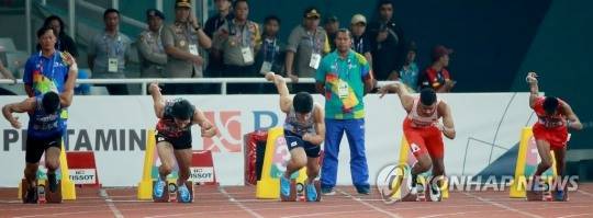 한국을 대표하는 스프린터 김국영(가운데)이 2018 자카르타-팔렘방 아시안게임(AG) 육상 남자 100m 준결승에서 스타트 하는 모습. [연합뉴스 자료사진]