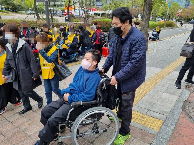 지난 14일 오후 이성우(53) 씨가 서울 영등포구 여의도에서 예정된 일정에 도착한 모습. 경기도 고양시 일산서구에 위치한 이씨의 직장에서 서울까지 가는 저상버스가 없어 부득이하게 지하철을 타야 했다.