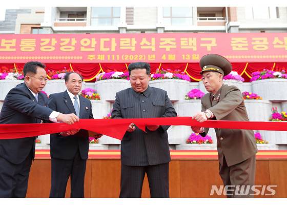 [서울=뉴시스] 지난 14일 북한 조선노동당 기관지 노동신문은 13일 김정은 당 총비서 겸 국무위원장이 보통강 강안 다락식 주택구 준공식에 참석했다고 보도했다. (사진=노동신문 홈페이지 갈무리) 2022.04.14