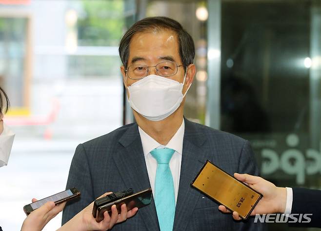 [서울=뉴시스] 배훈식 기자 = 한덕수 국무총리 후보자가 20일 오전 서울 종로구 한국생산성본부에 마련된 국회 인사청문회 준비단 사무실로 출근하며 취재진의 질문에 답변하고 있다. 2022.04.20. dahora83@newsis.com