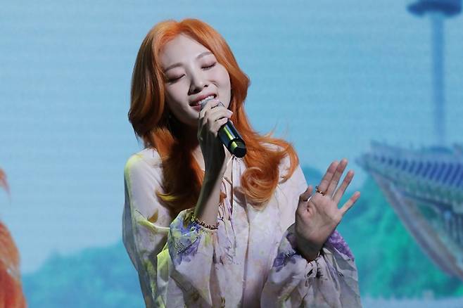 안지영이 타이틀곡 '서울'을 부르는 모습. 쇼파르엔터테인먼트 제공