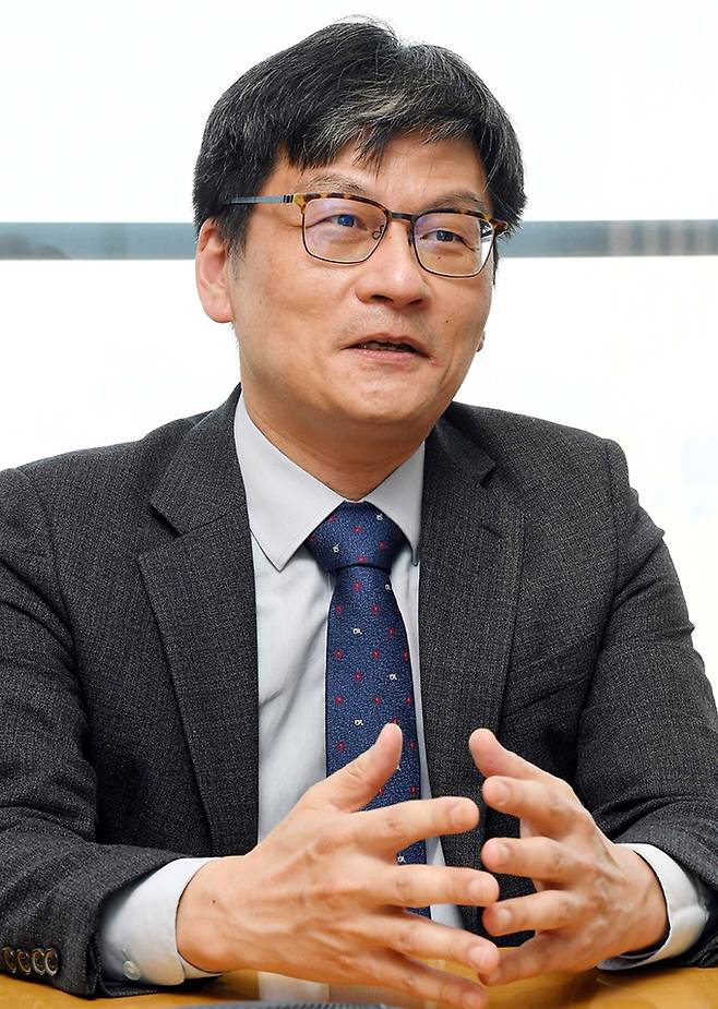 최준영 법무법인 율촌 전문위원이 18일 세계일보와의 인터뷰에서 우크라이나 전쟁의 성격과 특징, 세계경제에 미칠 파장 등을 설명하고 있다. 그는 “앞으로 2주 정도가 전쟁의 분수령이 될 것”이라며 “지난 30년간 유지돼온 국제질서는 재편되고, 탈냉전의 시대는 종말을 고하게 될 것”이라고 전망했다. 서상배 선임기자