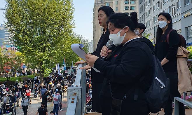 발달장애를 겪고 있는 피플퍼스트 서울센터 활동가 박경인씨가 20일 서울 여의도 이룸센터 앞 농성장에서 발언하고 있다.