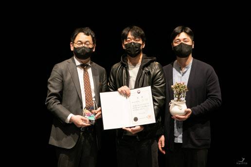 장두익(가운데) 안무가가 ‘2022 젊은안무자창작공연’에서 최우수안무자상을 수상했다(사진=대한무용협회).