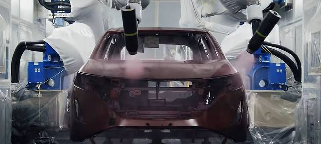 닛산은 신형 전기차 공장에서 세계최초로 바디에 범퍼를 조립한 채로 한번에 로봇이 페인트를 칠할 수 있도록 자동화했다. 기존에는 금속재질인 보디와 플라스틱 재질인 범퍼의 특성이 달라 각각 다른 장소에서 다른 온도와 다른 도료로 페인팅을 한 뒤에 조립했다. 보디·범퍼를 한번에 페인팅함으로써 공정을 단순화하는 것은 물론, 바디와 범퍼 사이의 색상이 미세하게 차이가 나는 것을 방지할 수 있게 됐다. /닛산 동영상 캡처