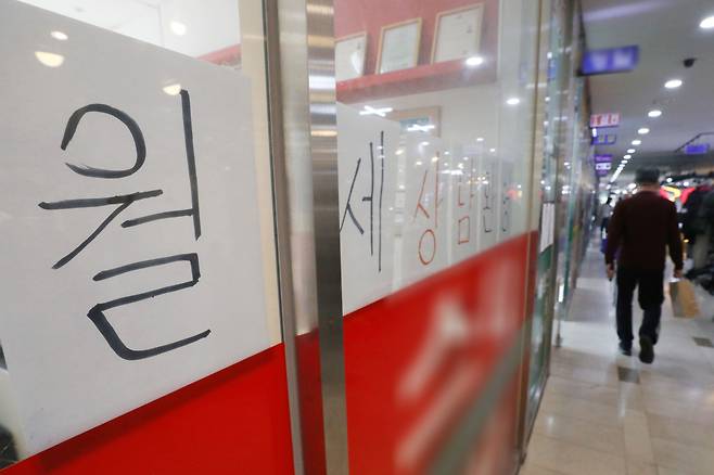 서울의 한 공인중개사무소에 아파트 월세 상담 안내문이 붙어 있다. /뉴스1