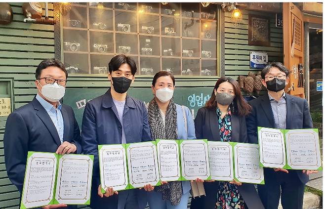 사진 왼쪽 부터 강성주 굿네이버스 좋은마음센터 부산동부지부장, 안정하 부산서부지부장, 조경희 부산동부아동보호전문기관장), 권정은(부산서부아동보호전문기관장), 이윤수(부산남부아동보호전문기관장).