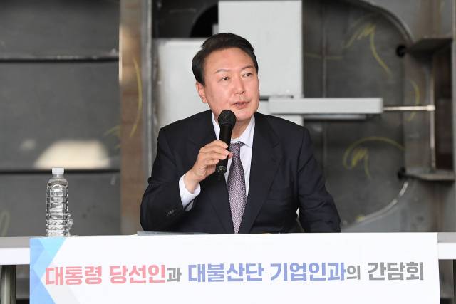 윤석열 대통령 당선인이 20일 전남 영암군 삼호읍 대불산업단지에서 열린 간담회에서 인사말을 하고 있다. 권욱 기자