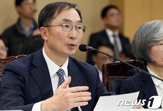 김필곤 대전지방법원장이 23일 오전 광주지방법원 6층 대회의실에서 열린 국회 법제사법위원회 법원 국정감사에서 장제원 자유한국당 의원의 질의에 답변하고 있다. 2018.10.23/뉴스1 © News1 남성진 기자