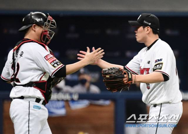 14일 서울 고척스카이돔에서 KBO리그 한국시리즈 1차전 KT와 두산의 경기가 열렸다. KT가 두산에 4대 2로 승리했다. 경기 종료 후 승리의 기쁨을 나누고 있는 KT 선수들. 고척=송정헌 기자songs@sportschosun.com/2021.11.14/