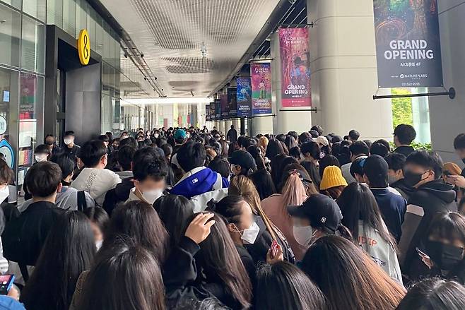 2021년 5월 일본 최대 애니메이션 굿즈샵 애니메이트가 서울 복합쇼핑몰 AK&홍대에 문을 열었다. 당시 전국 각지에서 애니메이션 마니아 1만4000여명이 코로나를 뚫고 찾아와 줄을 섰다. /소셜미디어 캡처