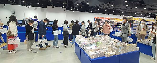 만화책과 애니메이션 굿즈 계산줄. /조선일보DB