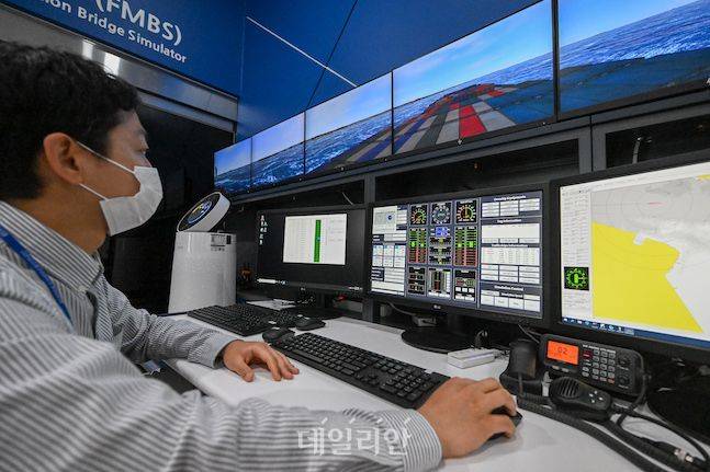 체험자들의 시뮬레이션 교육 중 혹시 모를 안전 사고에 대비해 전문가들이 제어실에서 지속적으로 모니터링을 한다. ⓒ배군득 기자