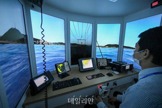 어선 내부를 그대로 재현한 시뮬레이터. 엔진소리 등이 실제와 똑같다. ⓒ배군득 기자