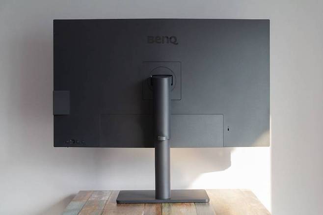 후면에는 선 정리 및 케이블 커버가 따로 제공된다. 출처=IT동아