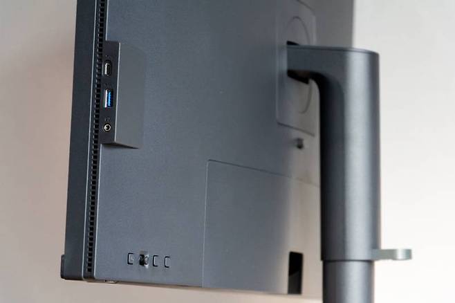 측면 USB 허브 및 OSD 버튼. 출처=IT동아