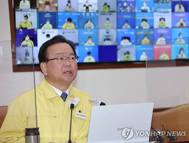 중대본 회의서 발언하는 김부겸 총리 (서울=연합뉴스) 김승두 기자 = 김부겸 국무총리가 22일 정부서울청사에서 열린 코로나19 대응 중앙재난안전대책본부 회의에서 발언하고 있다. 2022.4.22 kimsdoo@yna.co.kr