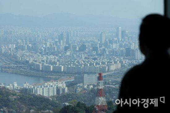 서울 아파트 매매량이 8개월 만에 증가세로 돌아섰다. 서울부동산정보광장에 따르면 3월 서울 매매거래는 937건으로 전월(805건) 대비 16.4% 증가했다. 이는 지난해 8월(4064건) 이후 올 2월(805건)까지 7개월 연속 감소하다 반등한 것이다. 규제 완화에 대한 기대감 등으로 얼어붙었던 시장에 숨통이 트이기 시작한 것으로 보인다. 11일 남산에서 바라본 아파트 모습. /문호남 기자 munonam@