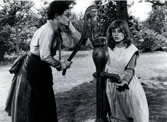 헬렌 켈러와 설리번 선생님의 이야기를 다룬 영화 '미라클 워커'(The Miracle Worker)'에서 가장 유명한 장면. 설리번 선생이 헬렌 켈러에게 물 펌프를 통해 처음으로 '물'(water)의 의미를 깨닫게 해준다.