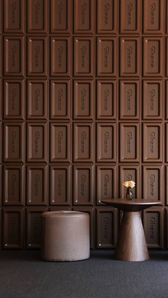 성수동에 문을 연 ‘가나 초콜릿 하우스’. 타블릿 모양의 초콜릿 벽은 SNS용 사진 찍기 좋은 핫플이다.