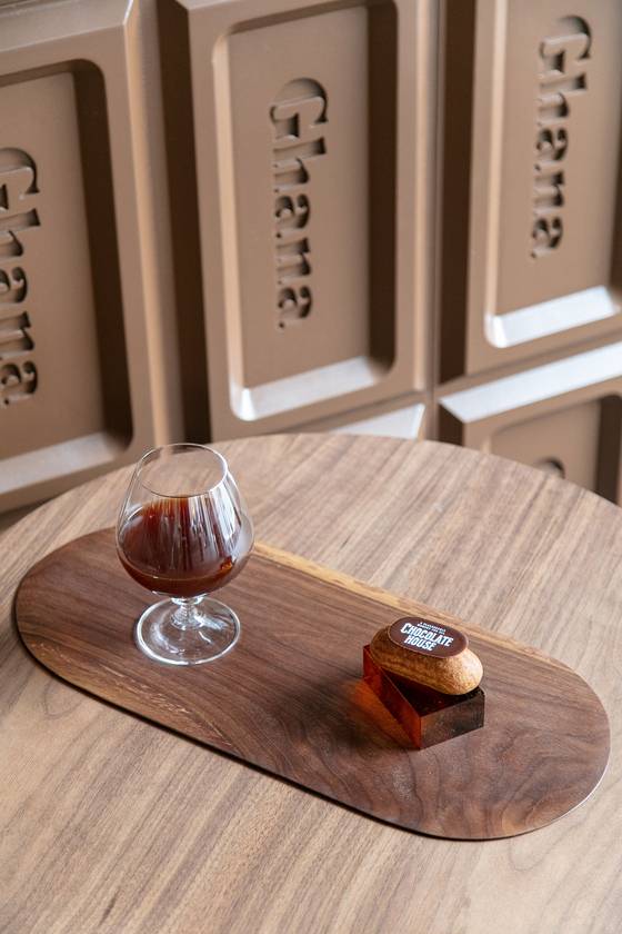 성수동에 문을 연 ‘가나 초콜릿 하우스’. 타블릿 모양의 초콜릿 벽은 SNS용 사진 찍기 좋은 핫플이다.