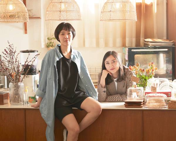 웹툰 ‘유부녀 킬러’를 만드는 검둥(왼쪽) 작가와 YOON 작가가 지난 18일 서울 영등포구 한 카페에서 포즈를 취했다.