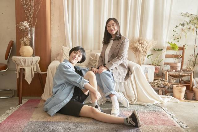 웹툰 ‘유부녀 킬러’를 만드는 검둥(왼쪽) 작가와 YOON 작가. 카카오엔터테인먼트 제공