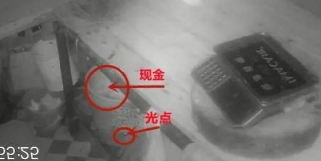 중국 쓰촨성 루저우의 한 정육점에서 도난 신고를 받고 출동한 공안이 유력한 범인으로 이 집에 기거한 생쥐 한 마리를 지목했다. 출처=웨이보