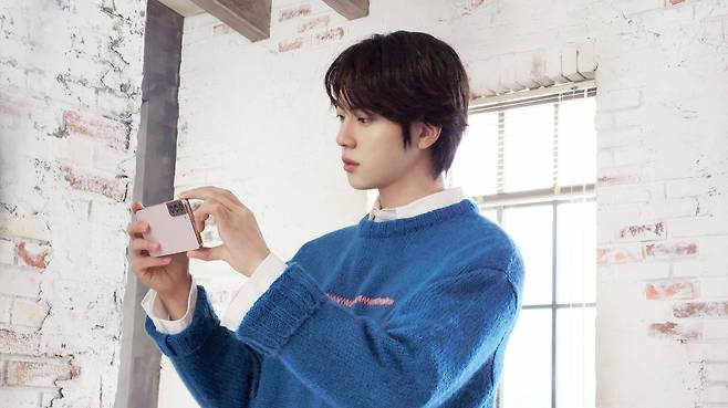 방탄소년단 진, '가장 잘생긴 K팝 아이돌' 또 1위..최고 비주얼 '美의 남신'