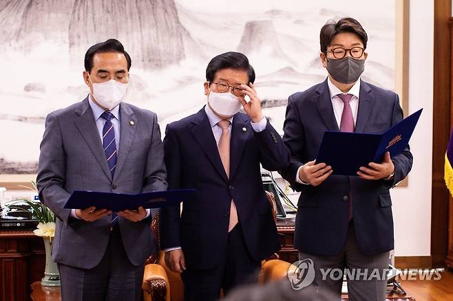 여야 '검수완박' 법안 합의 회동 (서울=연합뉴스) 검수완박(검찰 수사권 완전 박탈) 법안에 대해 여야가 박병석 국회의장이 제시한 중재안을 모두 수용한 22일 오후 서울 여의도 국회의장실에서 열린 국회의장 주재 여야 원내대표 회동에서 여야 원내대표가 합의문을 발표하고 있다. 왼쪽부터 더불어민주당 박홍근 원내대표, 박병석 국회의장, 국민의힘 권성동 원내대표. 2022.4.22 [국회사진기자단] srbaek@yna.co.kr