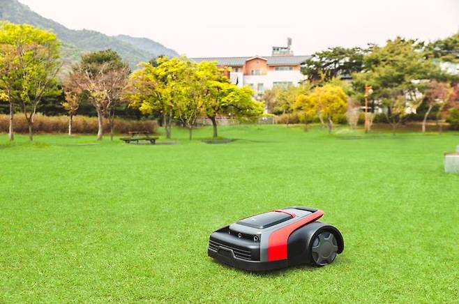 LG전자가 26일 출시하는 한국형 '잔디깎이 로봇'/LG전자