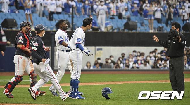 [OSEN=대구, 이석우 기자] 구자욱이 5회 말 스파크맨의 볼을 몸에 맞은 뒤 뛰어나가자 주심이 막아서고 있다. 2022.04.23 / foto0307@osen.co.kr