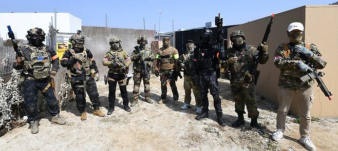 이날 모인 10명의 에어소프트 게임 동호인들이 복장을 착용하고 각자 포즈를 취하고 있다.