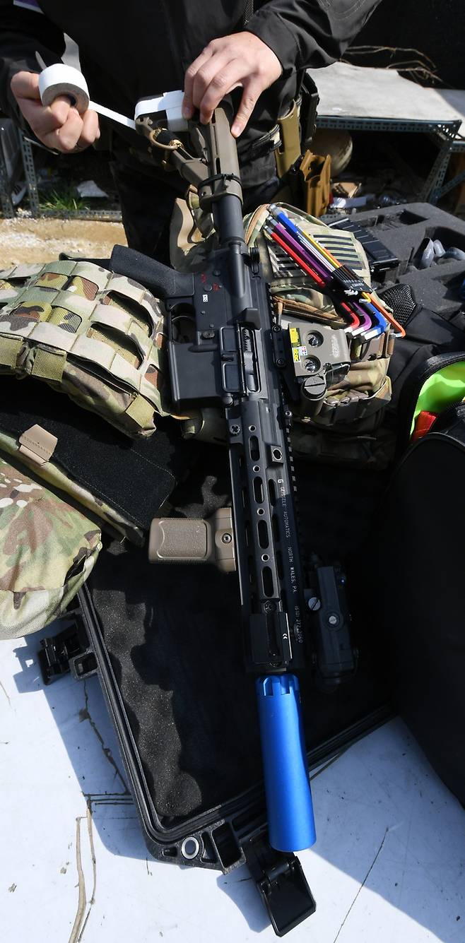 한 동호인이 에어소프트 건을 점검하고 있다.