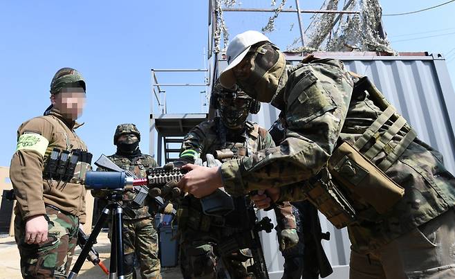 동호인들이 에어소프트 게임장에 들어서며 탄속을 측정하고 있다.