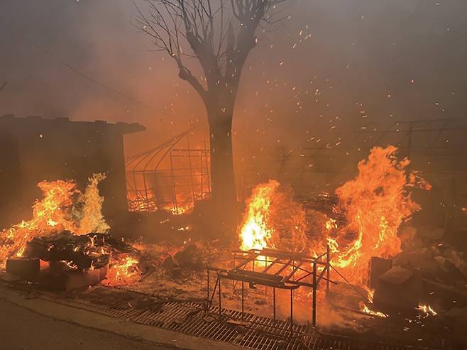 지난 3월 발생한 산불이 동해시의 한 마을을 집어삼키고 있다.ⓒ동해시 제공