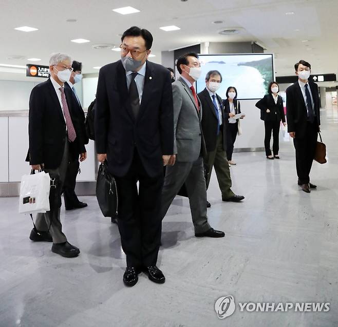 인사하는 정진석 정책협의대표단 단장 (나리타=연합뉴스) 이세원 특파원 = 윤석열 대통령 당선인이 일본에 파견한 정책협의대표단 단장인 정진석 국회부의장 24일 오후 일본 지바현 나리타시 소재 나리타국제공항에서 약식 기자회견을 마치고 현장을 떠나면서 인사를 하고 있다.