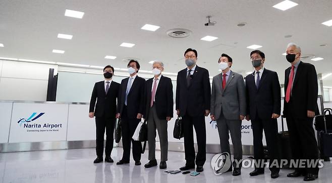 활동 계획 밝히는 한일 정책협의대표단 (나리타=연합뉴스) 이세원 특파원 = 윤석열 대통령 당선인이 일본에 파견한 정책협의대표단 단장인 정진석 국회부의장이 24일 오후 일본 지바현 나리타시 소재 나리타국제공항에 도착한 직후 취재진 앞에서 활동 계획 등을 설명하고 있다.
